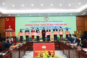 Hơn 1.000 học sinh có hoàn cảnh khó khăn tại Hà Nội được tặng thiết bị học trực tuyến